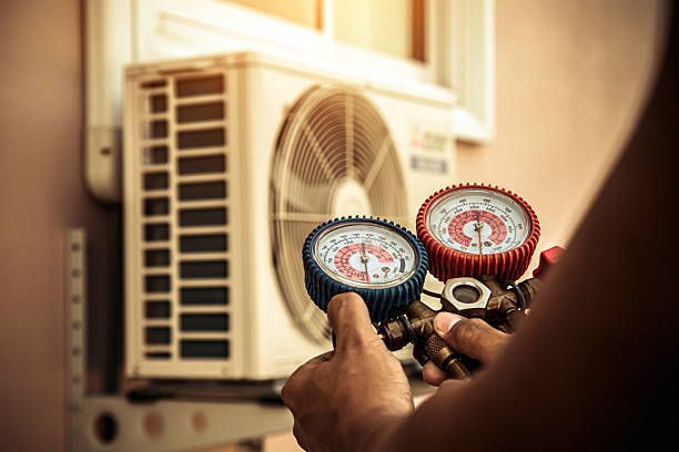 Professional Hvac technician working in Cleveland, MO